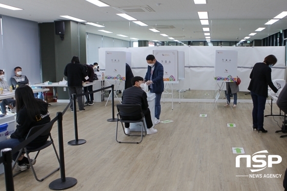 NSP통신-10일 평택시 용이동행정복지센터에 마련된 사전투표소에서 유권자들이 점심시간을 이용해 사전투표를 하고 있다. (배민구 기자)