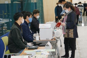 [NSP PHOTO][4.15 총선 사전투표] 용인 처인구 이동읍 사전투표소, 유권자 투표행렬 잇따라