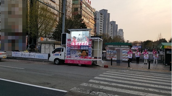 NSP통신-고양시 일산동구 마두역 횡단보도 인근 도로 불법 주차된 채 선거운동 차량 (비리척결본부)