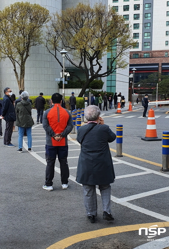 NSP통신-10일 수원시청 별관에 사전투표를 하기 위해 시민들이 줄을 서있는 모습. (김종식 기자)