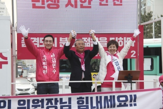 NSP통신-11일 성남시 분당구 중원공원에서 열린 김은혜, 김민수 국회의원 후보 합동지원유세. 왼쪽부터 김민수 후보, 김종인 총괄선대위원장, 김은혜 국회의원 후보. (김민수 후보 캠프)