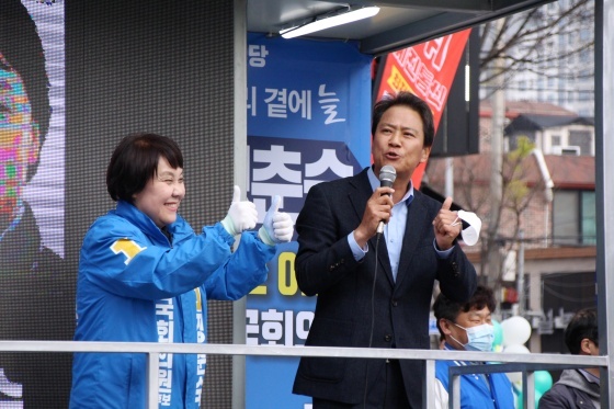 NSP통신-11일 용인시 수지구 수지구청역 앞 사거리에서 정춘숙 국회의원 후보 지원 유세를 하는 임종석 전 대통령비서실장. (정춘숙 후보 캠프)