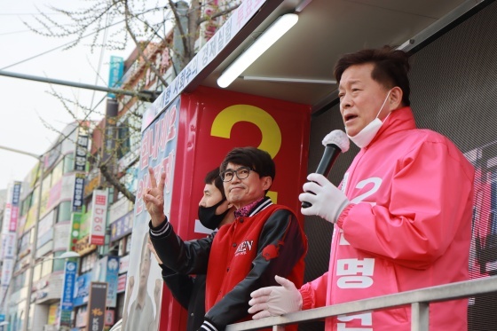 NSP통신-가수 홍서범씨가 미래통합당 안산단원갑 김명연 국회의원 후보 지원 유세에 나섰다. (김명연 후보 캠프)