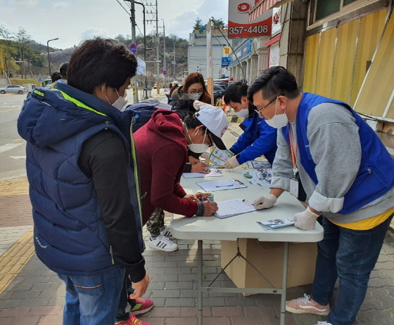 NSP통신-외국인복지센터 관계자들이 마스크 나눔 행사를 진행하는 모습. (화성시)