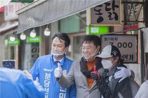 [NSP PHOTO]안민석, 가수 남진과 함께 오색시장 방문…오색시장 전국대표 전통시장으로 육성