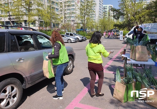 NSP통신-담양군이 14일 서울 노원구 중계근린공원에서 드라이브 스루로 친환경 농산물 꾸러미를 판매하고 있다. (담양군)