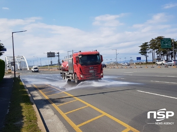 NSP통신-현대제철 포항공장은 고압 살수 차량을 이용해 철강공단 내 도로를 청소 하고 있다.
