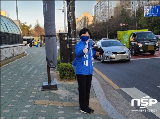 NSP통신-이용우 더불어민주당 고양시정 후보의 아내가 이 후보의 선거 유세를 돕고 있다. (강은태 기자)