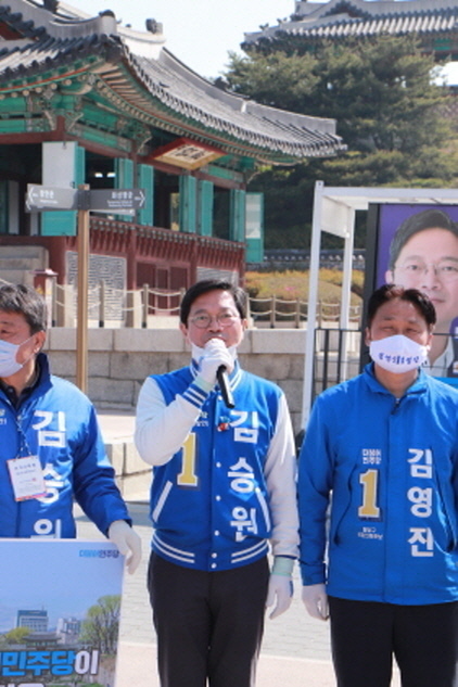 NSP통신-14일 김승원 더불어민주당 수원갑 후보(가운데)가 장안구 공약을 발언하고 있다. (김승원 후보 선거사무소)