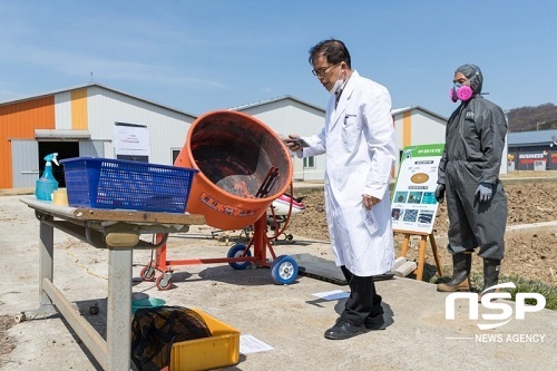 NSP통신-한국농수산대학 식량작물학과 실습동에서 박광호 식량작물학과 교수가 온라인 화상회의 앱을 활용해 종자철분코팅 관련 실습 시연 교육을 진행하고 있다.