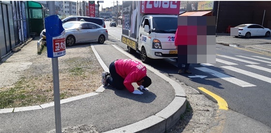 NSP통신-이경환 미래통합당 고양시갑 국회의원 후보가 더 낮은 자세로 고양시민들께 봉사하겠다는 의미를 담아 지역구를 돌며 큰절을 올리고 있다. (이경환 후보 선거캠프)