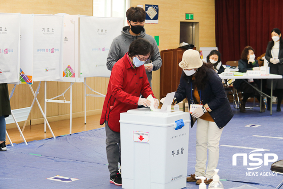 NSP통신-15일 구운동 주민들이 투표를 하며 국민의 권리를 행사하고 있다. (조현철 기자)