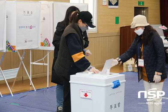 NSP통신-15일 수원시민이 투표를 하고 있다. (조현철 기자)