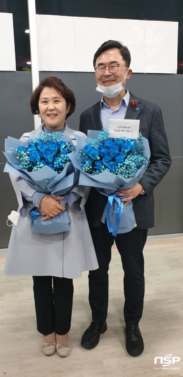 NSP통신-순천갑 소병철 당선인이 부인 성순이 여사와 함께 당선 축하 꽃다발을 받아들고 환하게 웃고 있다.