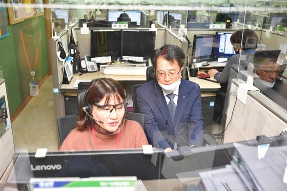 NSP통신-손병환 농협은행장(오른쪽)이 14일 농협은행 고객행복센터를 방문해 콜센터 직원들의 고충을 직접 체험하고 있다.