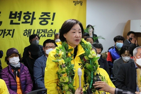 NSP통신-심상정 정의당 대표가 당선 인터뷰에 응하고 있다. (정의당)