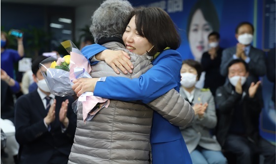 NSP통신-홍정민 민주당 고양시병 국회의원 당선자가 당선이 확정되지 기쁨의 눈물을 흘리고 있다. (홍정민 후보 선거캠프)