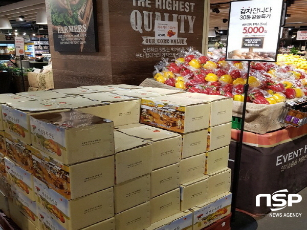 NSP통신-예천군과 이랜드리테일은 산지 감자 가격 폭락으로 어려움을 겪고 있는 생산 농가를 위해 지난 14일부터 전국 킴스클럽 35개 매장에서 예천감자 특별판매 행사를 추진하고 있다고 밝혔다. (예천군)