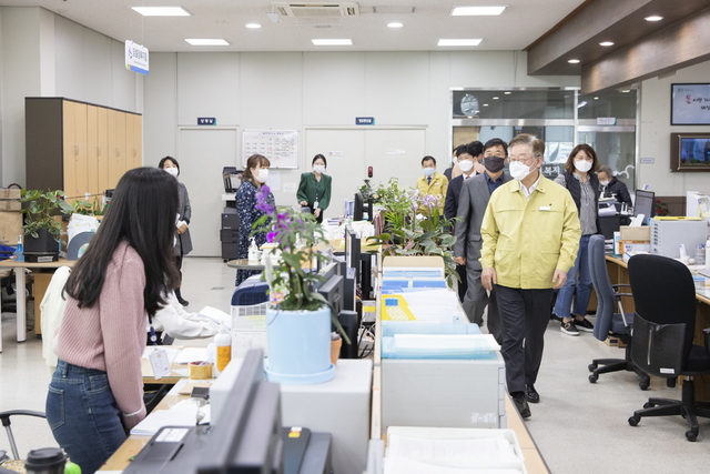 NSP통신-16일 오후 이재명 경기도지사가 경기 극저신용대출 접수 현장인 화서2동 행정복지센터를 찾았다. (경기도)