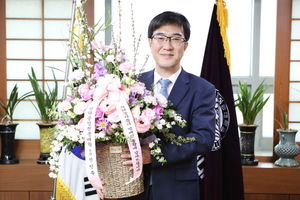 [NSP PHOTO]박재훈 영남이공대 총장, 화훼농가 돕기 플라워 버킷 챌린지 동참