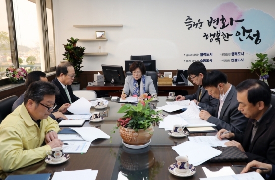 NSP통신-20일 김보라 안성시장(가운데)이 월요 간부회의를 주재하고 있다. (안성시)
