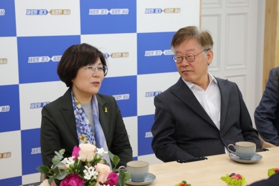 NSP통신-21일 경기도의회 대회의실에서 김보라 안성시장이 이재명 도지사와 면담을 하고 있다. (안성시)