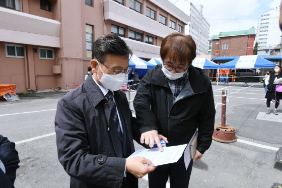 NSP통신-21일 정하영 김포시장이 재난기본소득신청 선불카드 배부 현장을 점검하고 있다. (김포시)