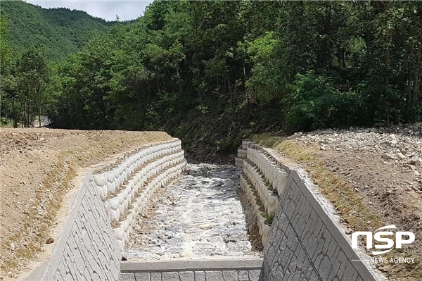 NSP통신-의성군은 국지성 집중호우 등 기후변화로 인한 산사태 발생 위험이 높은 생활권 주변의 사전 재해예방을 위해 국비 10억7천만원의 예산을 투입, 사방댐 1개소와 계류보전 4km 등 환경 친화적 사방사업을 실시한다고 밝혔다. (의성군)