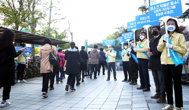 NSP통신-23일 오전 지하철 7호선 철산역 앞에서 박승원 광명시장이 시민안전대책본부 위원 20여 명과 함께 사회적 거리두기 지속 캠페인에 참여하고 있다. (광명시)