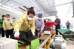 [NSP PHOTO]백군기 용인시장, 못자리 설치 농민들 격려