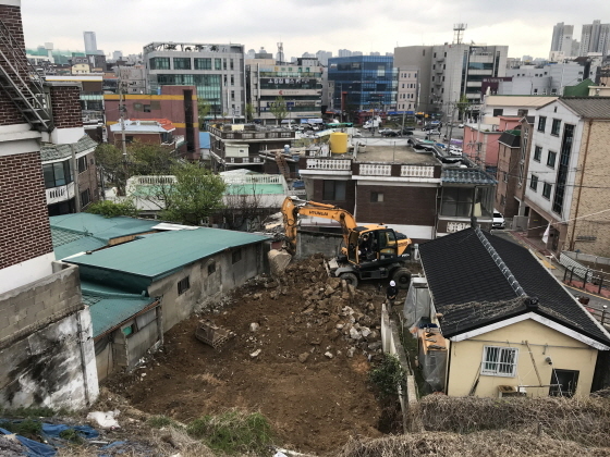 NSP통신-포크레인이 기반시설 조성 부지 내 공가를 철거하고 있다. (수원시)