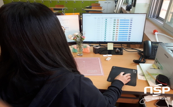 NSP통신-경상북도교육청은 24일 현재 온라인 개학에 따른 원격수업이 안정적으로 진행됨에 따라 원격수업 우수사례 공유와 확산을 위해 온라인 개학 학교 탐방 시리즈를 기획했다. 사진은 온라인개학 학교 탐방 시리즈 1편 청도중앙초등학교 수업 장면 (경상북도교육청)