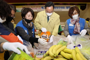 [NSP PHOTO]해남군, 군민 공직자 성금으로 사랑의 꾸러미 전달