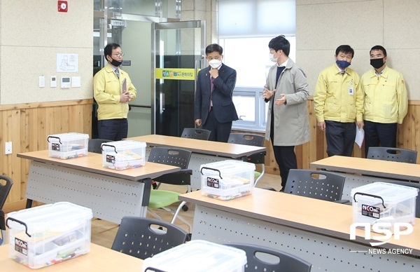 NSP통신-장석웅 전남교육감이 최근 곡성 꿈드림 및 화순지역아동센터를 둘러보고 있다. (전남교육청)