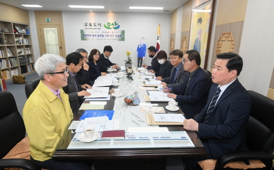 NSP통신-27일 곽상욱 오산시장(왼쪽 첫번째)과 경기관광공사 관계자들이 회의를 하는 모습. (오산시)