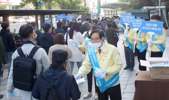 NSP통신-28일 박창화 광명시 부시장이 사회적 거리두기 지속 출근길 캠페인을 펼치고 있다. (광명시)