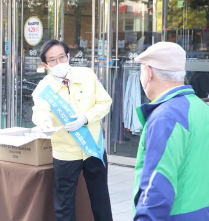 NSP통신-28일 박창화 광명시 부시장이 사회적 거리두기 지속 출근길 캠페인을 벌이고 있다. (광명시)