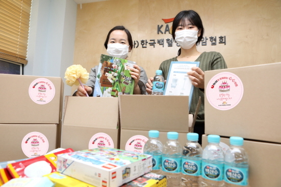 NSP통신-한국백혈병소아암협회 직원들이 농심 심심키트를 포장하고 있다 (농심 제공)