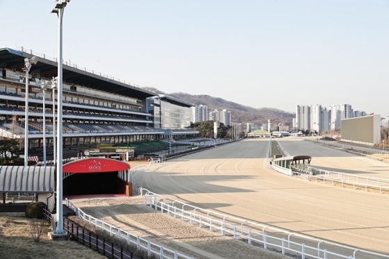 NSP통신-신종 코로나바이러스 감염증(코로나19) 여파로 텅 빈 서울 경마공원 모습. (한국마사회)