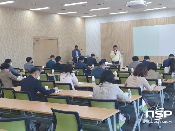 NSP통신-경상북도교육청은 경북도청과 지난달 29일 경북도청 동락관에서 코로나19 사태로 미 집행된 무상급식 예산을 활용해 도내 초·중·고 학생 가정에 친환경 농산물 꾸러미 지원을 위한 관계자 회의를 가졌다. (경상북도교육청)