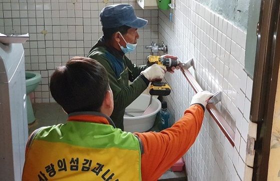 NSP통신-▲예산군이 치매어르신 가구 주거환경 개선사업을 진행하고 있다. (예산군)