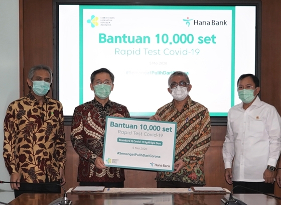 NSP통신-박성호 인도네시아 하나은행 법인장(왼쪽에서 2번째), 트라완 인도네시아 보건부장관(왼쪽에서 4번째) 외 관계자들이 기념촬영을 하고 있다. (하나은행 제공)