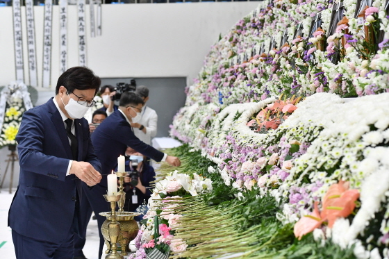 NSP통신-6일 염태영 수원시장이 이천 물류창고 화재 희생자 합동분향소를 찾아 조문하고 있다. (수원시)