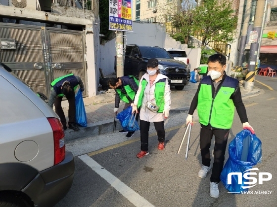 NSP통신-4일 오전 7시부터 수원시 팔달구에 위치한 갓매산로상인회 10여 명의 회원들이 마을길에 버려진 쓰레기를 줍고 분리수거가 안 된 쓰레기를 분리하며 대청소를 하고 있다. (김종식 기자)