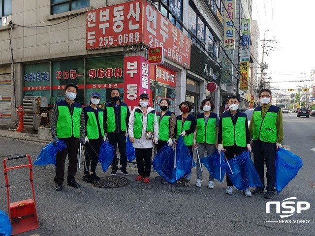 NSP통신-수원시 팔달구에 위치한 갓매산로상인회 10여 명의 회원들이 동네 한바퀴를 돌며 대청소를 실시한 가운데 기념촬영을 하고 있다. (김종식 기자)