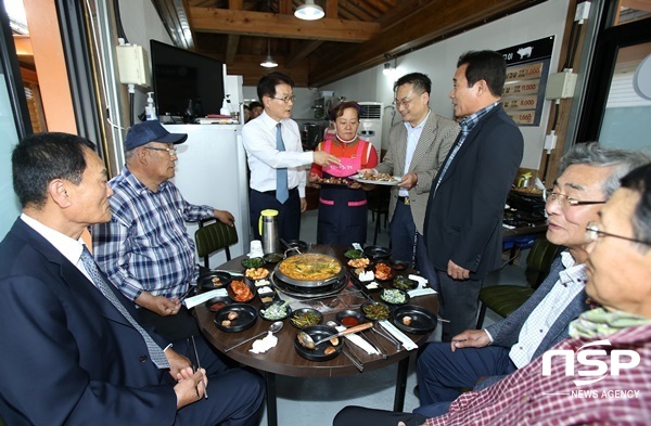 NSP통신-강진군이 지난 6일 이승옥 군수 등 30여 명이 참석한 가운데 개최한 병영 장옥의 두 번째 신규 입점음식점 개점 시식회. (강진군)