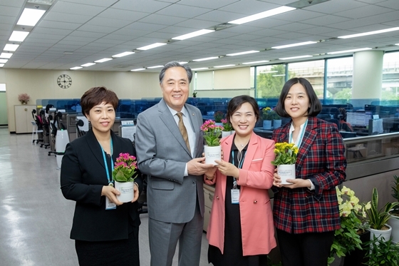 NSP통신-박차훈 새마을금고중앙회장(왼쪽에서 2번째)이 새마을금고 콜센터에 방문해 직원들에게 꽃화분을 선물하고 격려하고 있다. (새마을금고중앙회 제공)