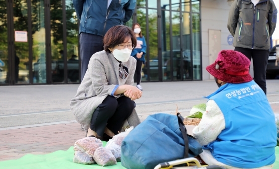 NSP통신-8일 개장한 안성농업인 새벽시장을 방문한 김보라 시장(왼쪽). (안성시)