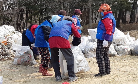 NSP통신-▲태안군이 코로나19로 중단됐던 노인일자리 사업을 부분 재개했다. (태안군)