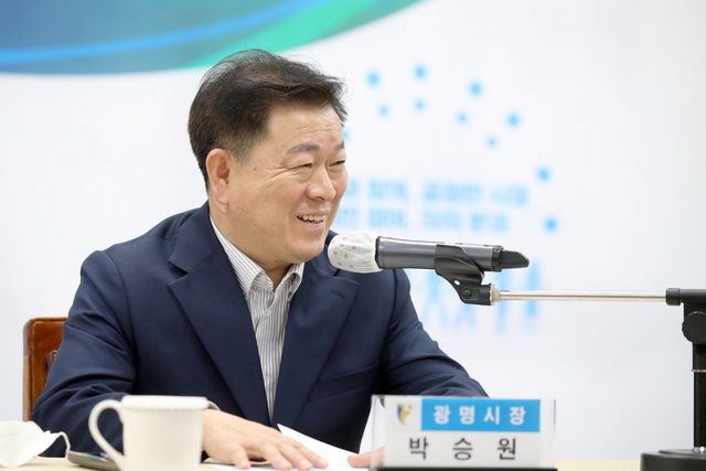 NSP통신-11일 광명시청 중회의실에서 2020년 어린이집 부모 모니터링단 위촉식이 열린 가운데 박승원 광명시장이 발언하고 있다. (광명시)